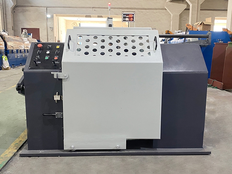 Ako si stroj na navíjanie cievky poradí s variáciami v hrúbke alebo hustote materiálu a má flexibilitu na prispôsobenie napätia navíjania?