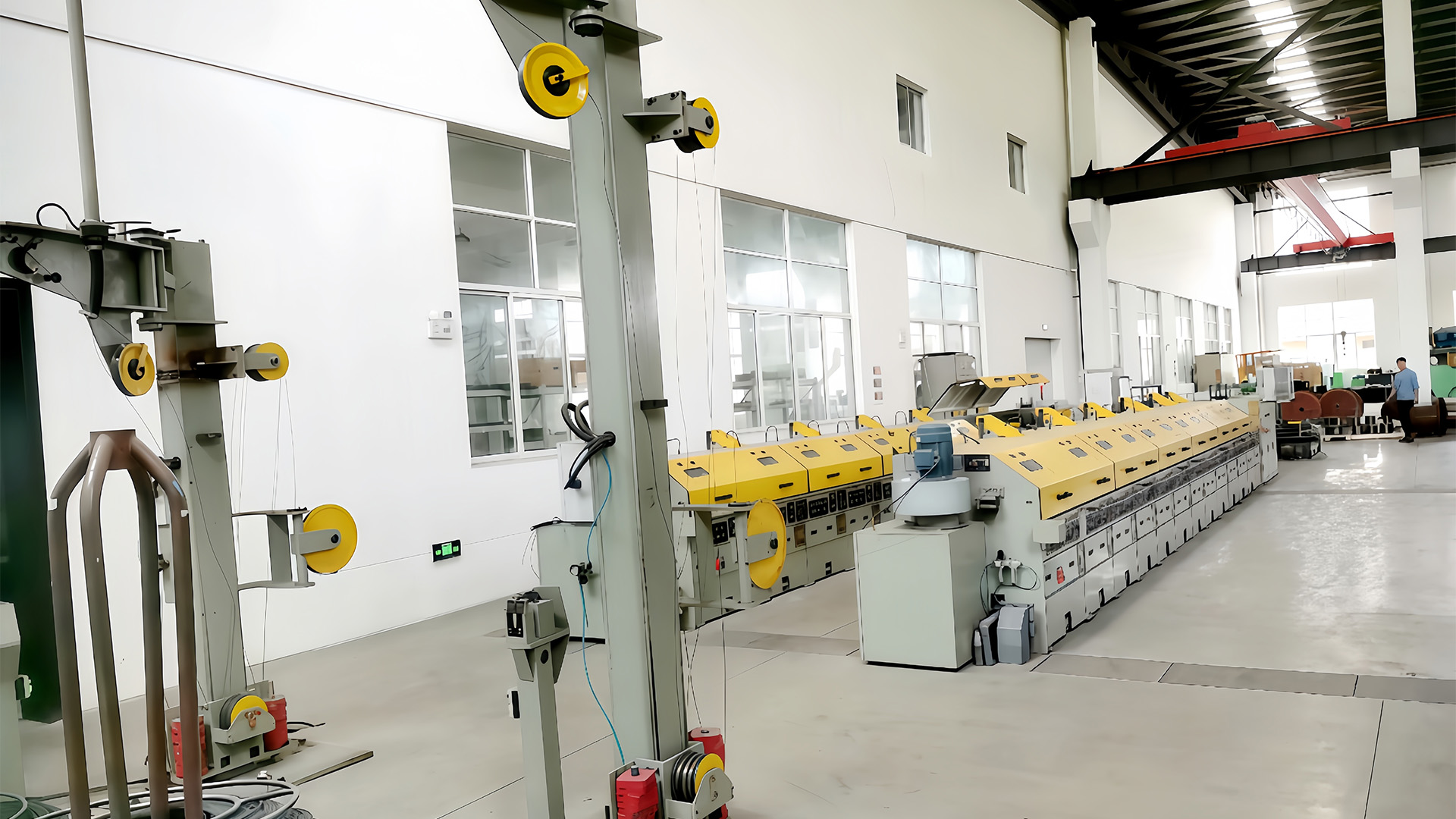 Ako udržiava stroj na odvíjanie drôtu kontrolu napätia, aby sa zabránilo natiahnutiu alebo deformácii drôtu počas odvíjania?