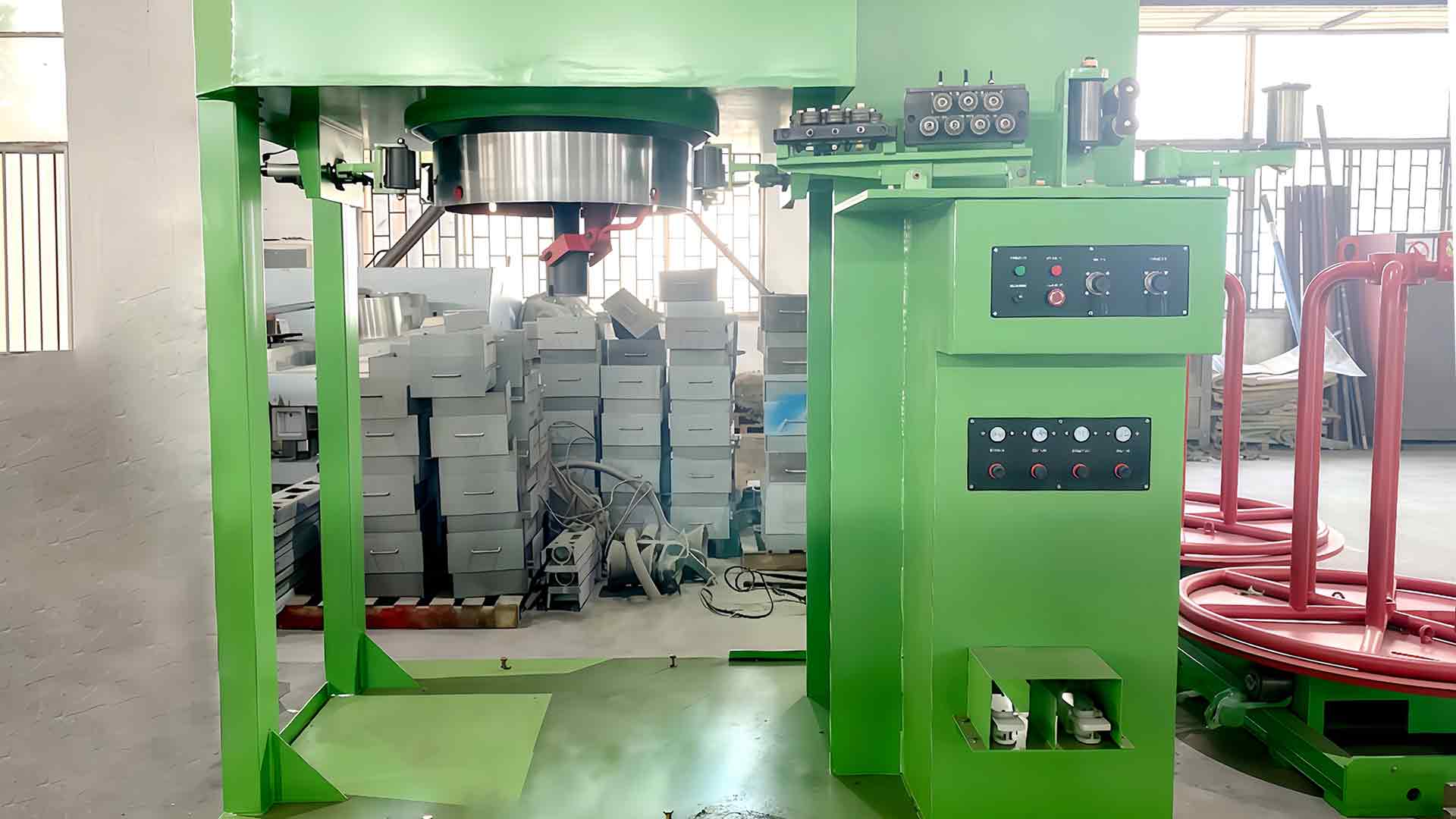 Ako stroj na ťahanie drôtu z vodnej nádrže zvláda chyby povrchu drôtu, ako sú škrabance, oxidácia alebo mikrotrhliny počas procesu ťahania?