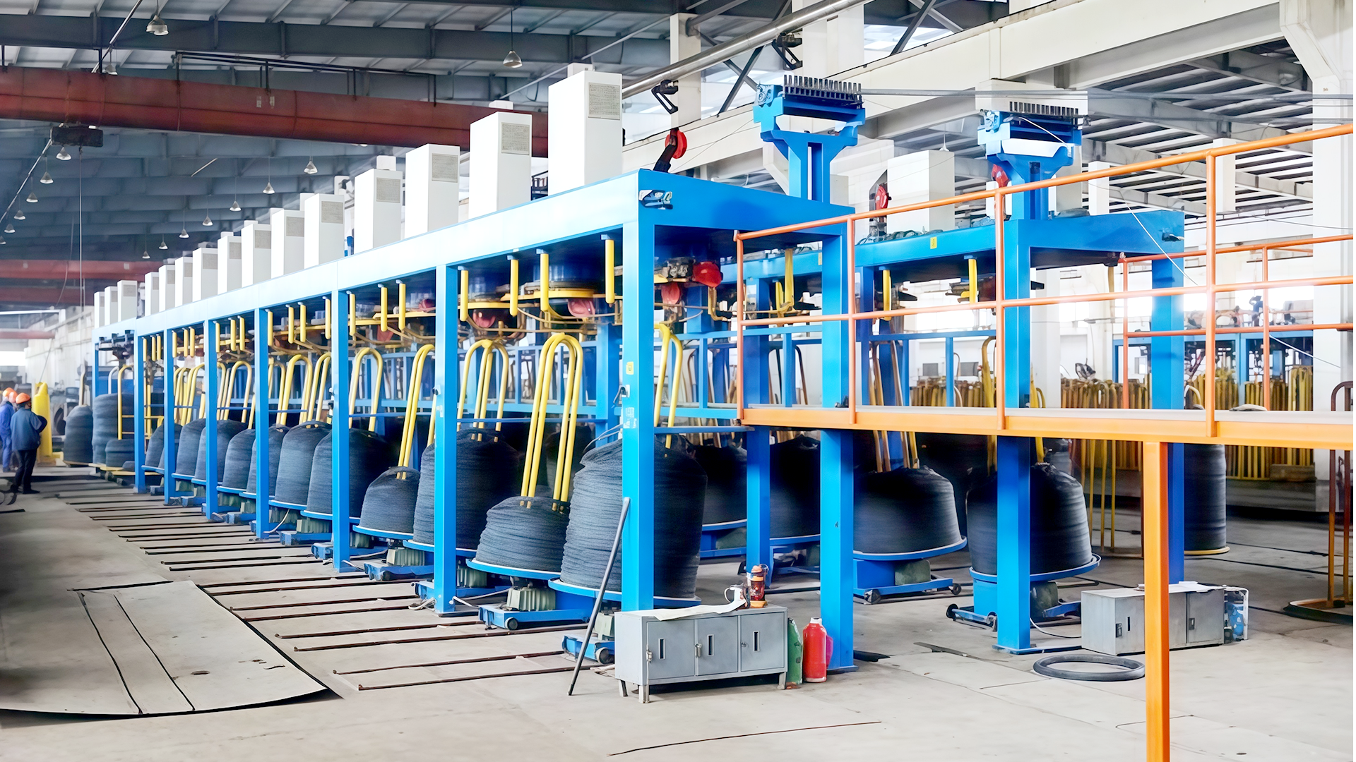 Ako stroj na navíjanie drôtu zabezpečuje rovnomerné napätie počas procesu navíjania drôtu?